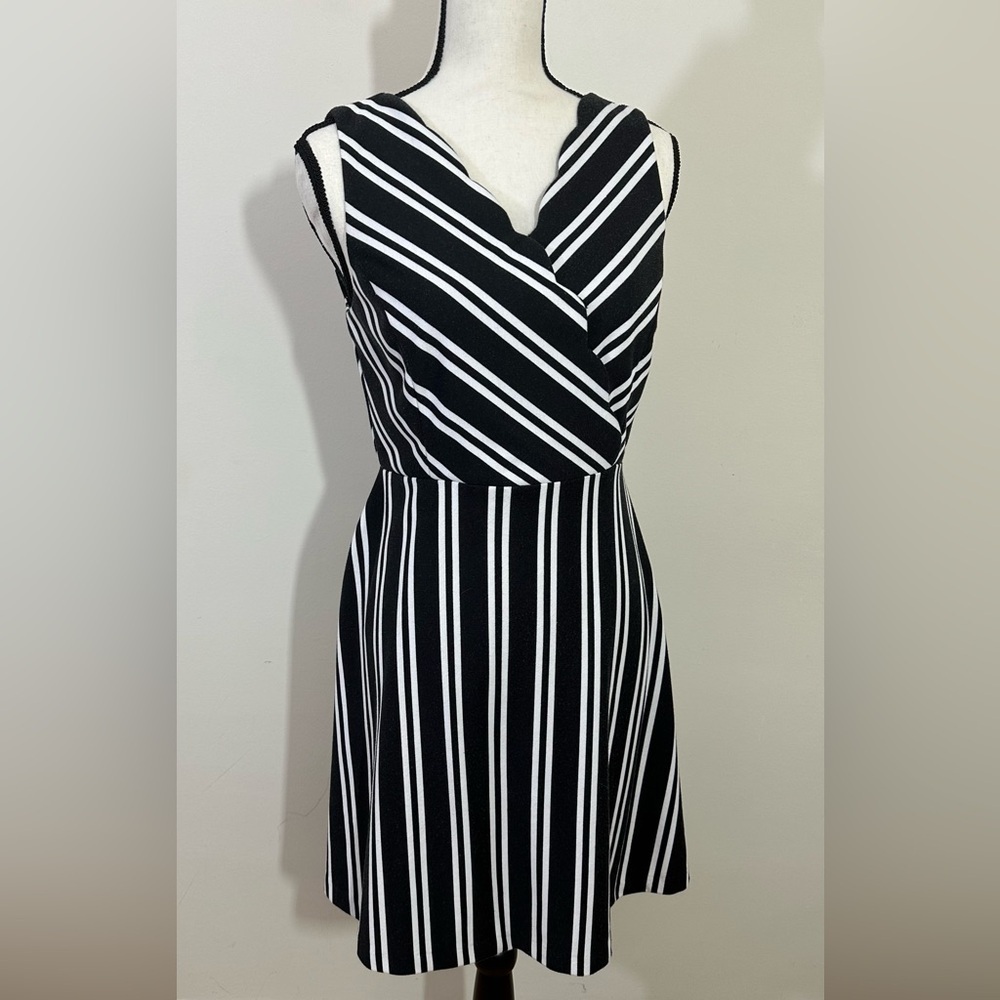 ELLE sz 6 dress. Dark gray-black. Stripe knit  The top crisscrosses